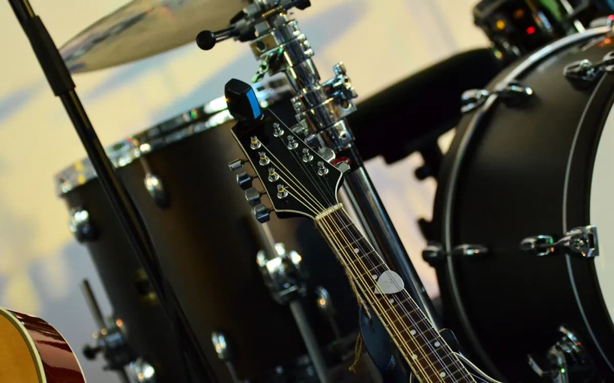 Выдающийся гитарист выпустил новый альбом, сочетающий классику и электронное звучание